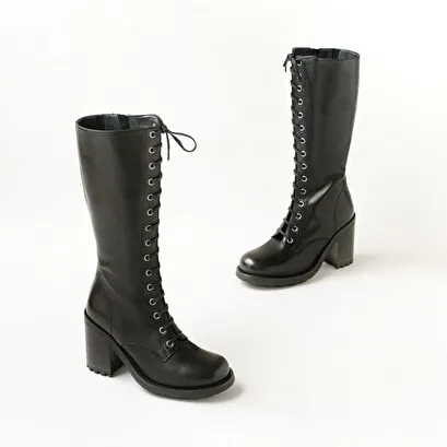 Boots with heels and lacing in black leather