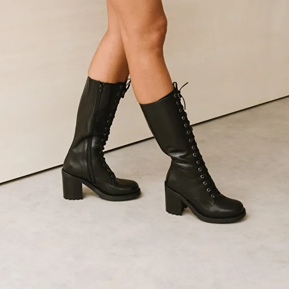 Boots with heels and lacing in black leather