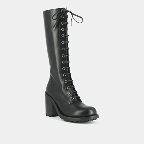 Boots with heels and lacing in black leather