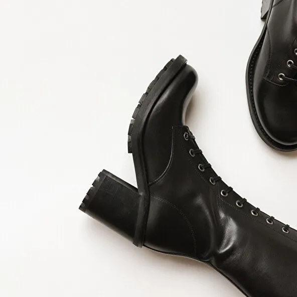 Boots with heels and lacing in black leather