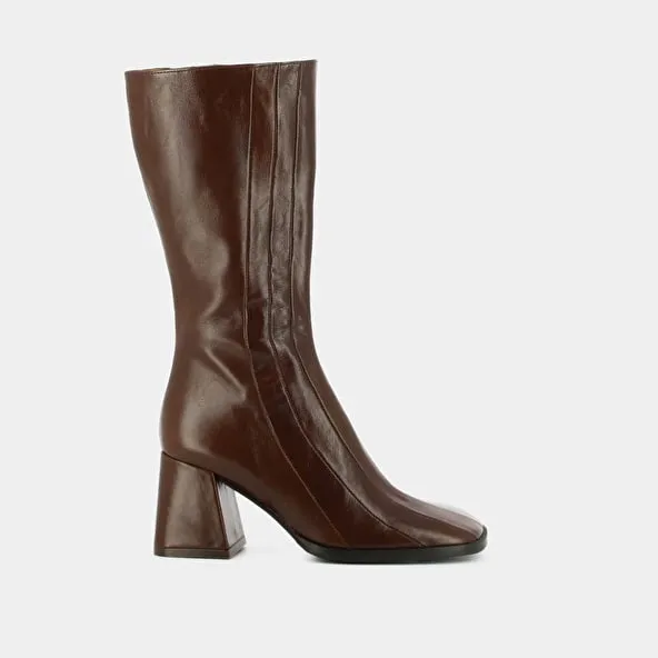 Boots with heels and stitching in brown aged leather