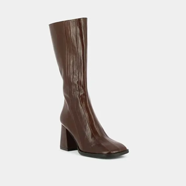 Boots with heels and stitching in brown aged leather