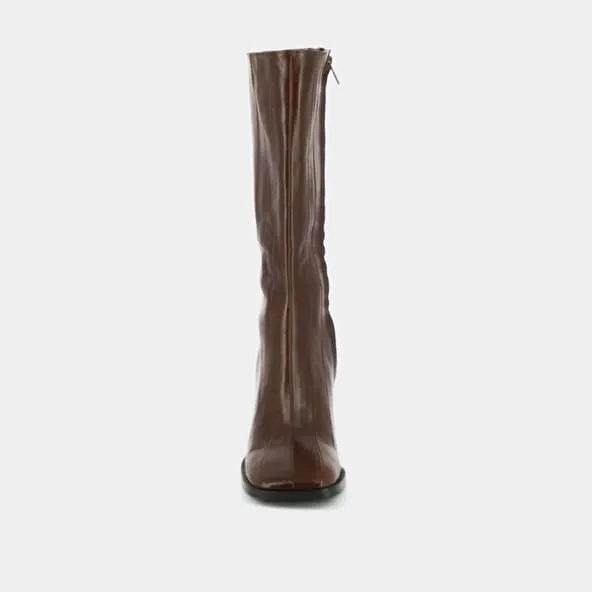 Boots with heels and stitching in brown aged leather