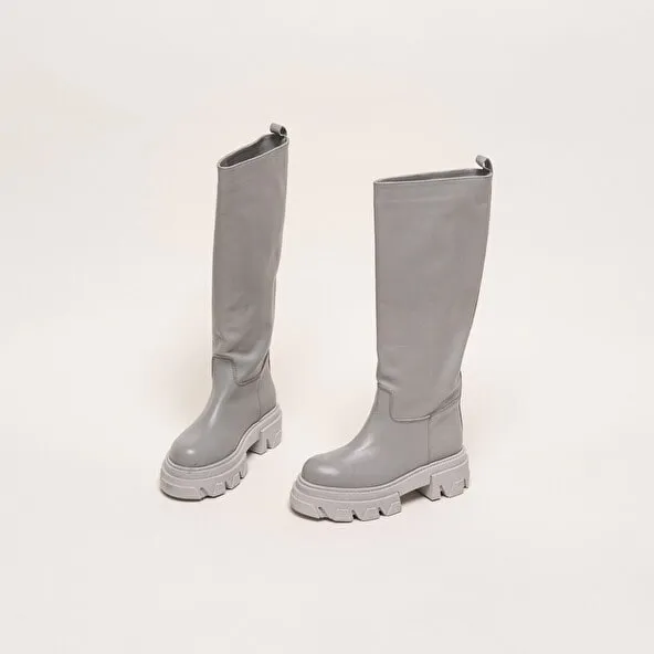 Boots with notched soles in grey leather