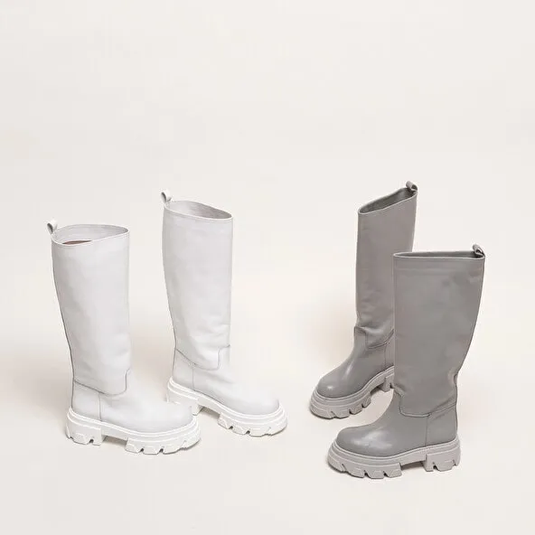 Boots with notched soles in grey leather