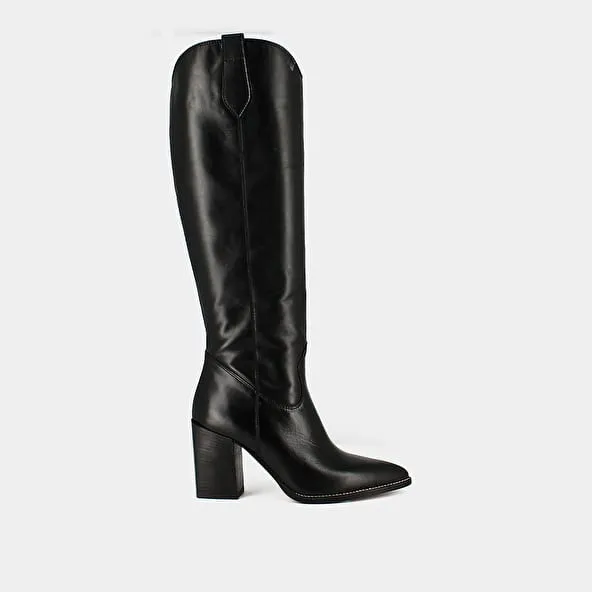 Pointed boots with heels in black leather