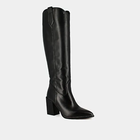 Pointed boots with heels in black leather