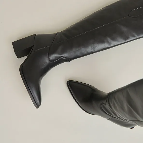 Pointed boots with heels in black leather