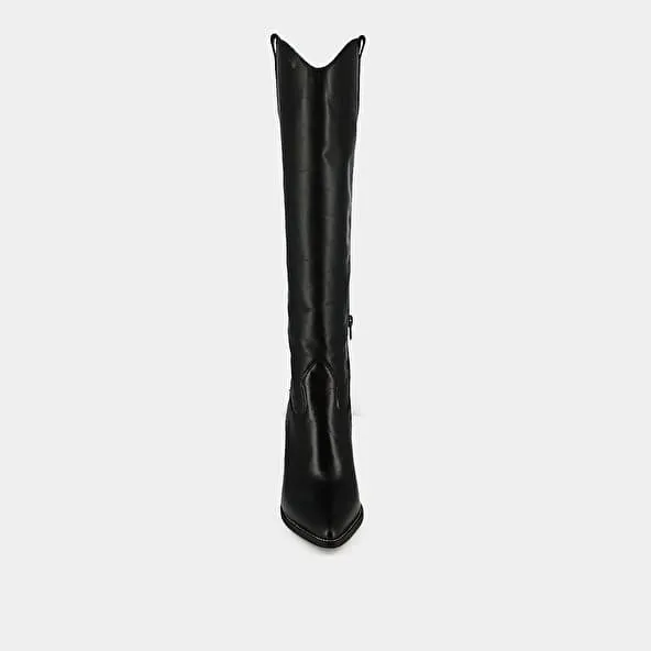 Pointed boots with heels in black leather