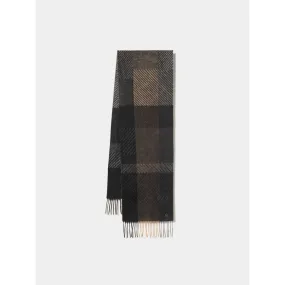 Square scarf with fringes